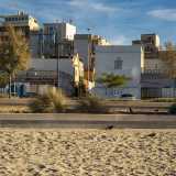 Arenili dai quali si pu� ammirare lo skyline del quartiere, fatto di bassissime case separate tra loro da strette stradine